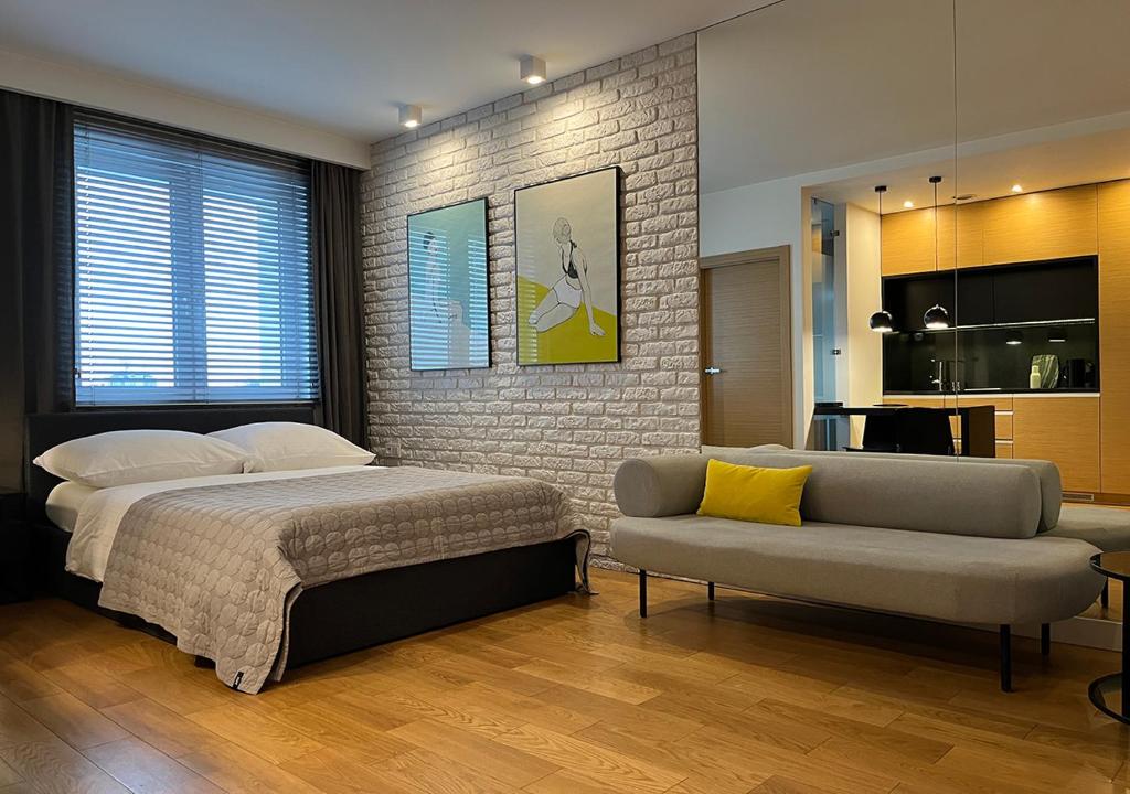 格丁尼亚Apartamenty Modern Gdynia的一间卧室配有一张床和一张沙发