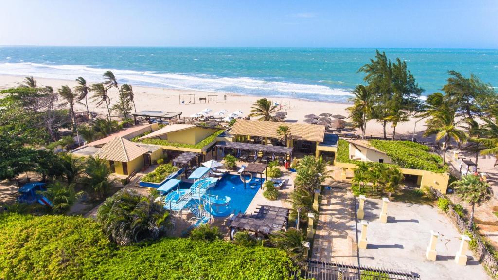 Coqueiro艾姆贝勒生态度假酒店的享有度假胜地的空中景致,设有游泳池和海滩