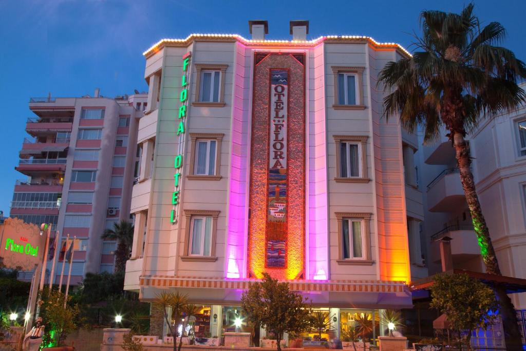 安塔利亚纳萨弗洛拉酒店的上面有灯的建筑