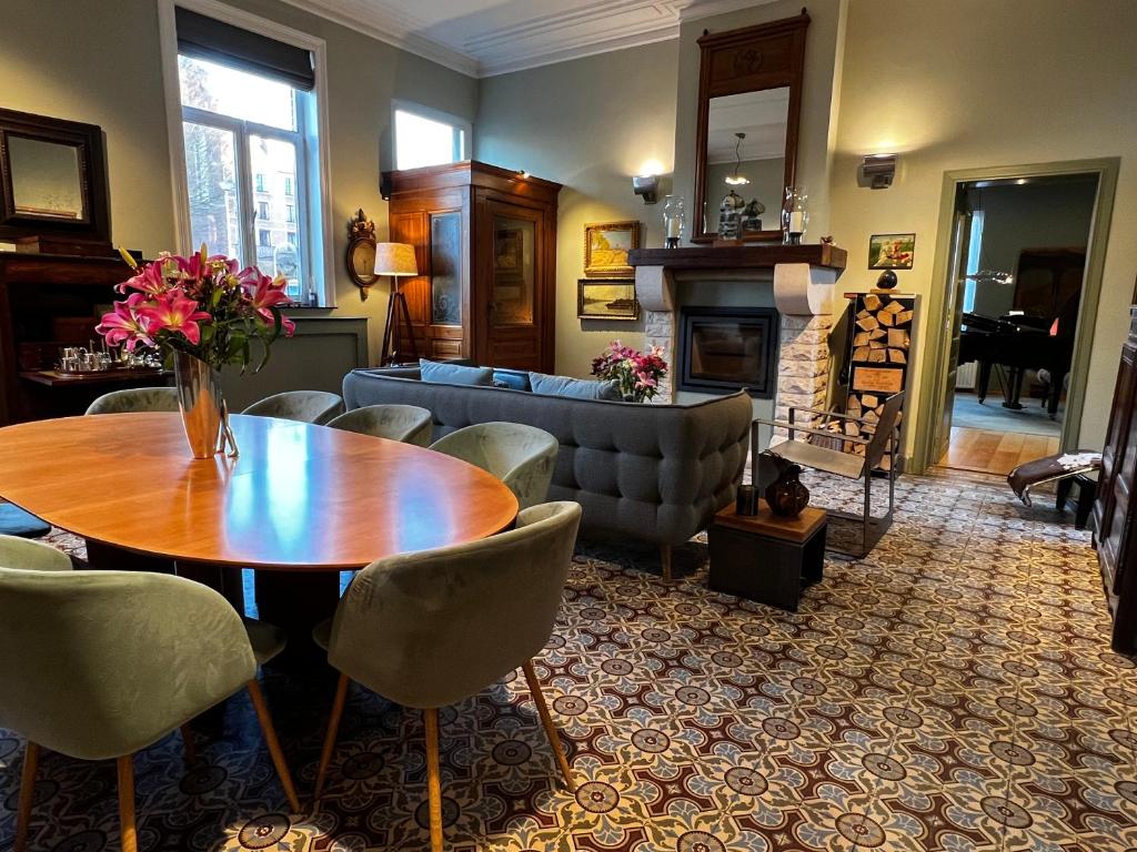 Kortenberg登恩格尔住宿加早餐旅馆的客厅配有桌椅和沙发