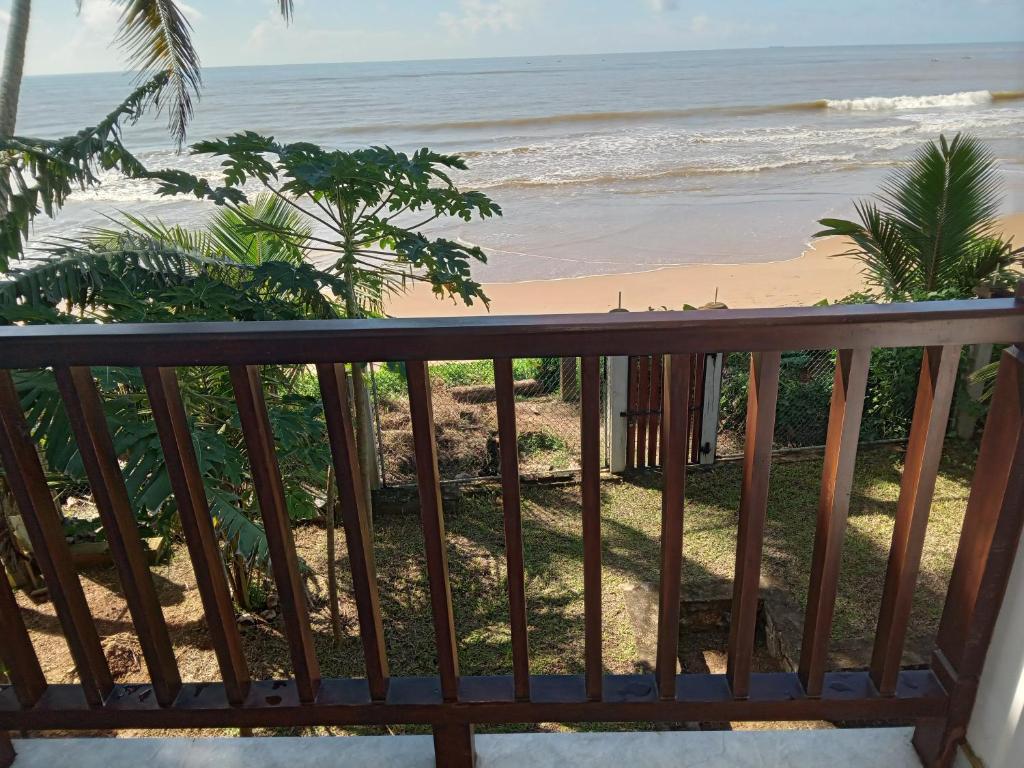 马特勒Himana Beach Rest的享有海滩美景的阳台