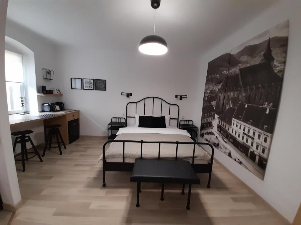 布拉索夫Apartment BIANCA的一间卧室配有一张床和一张书桌