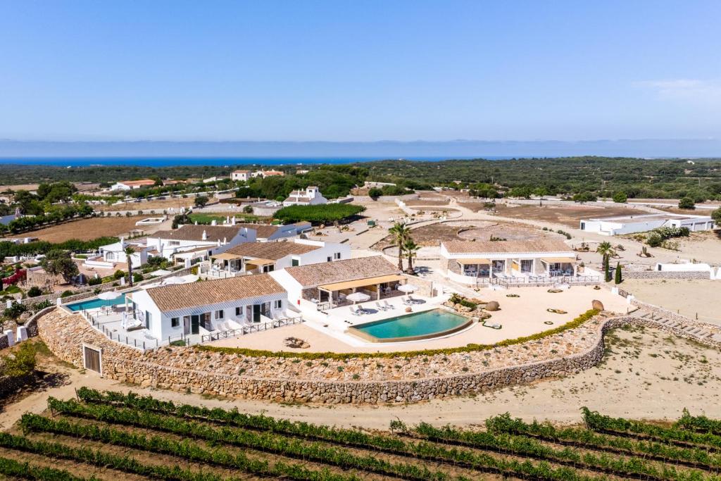 苏昂博Agroturismo Llucasaldent Gran Menorca - Adults Only的享有带游泳池的别墅的空中景致