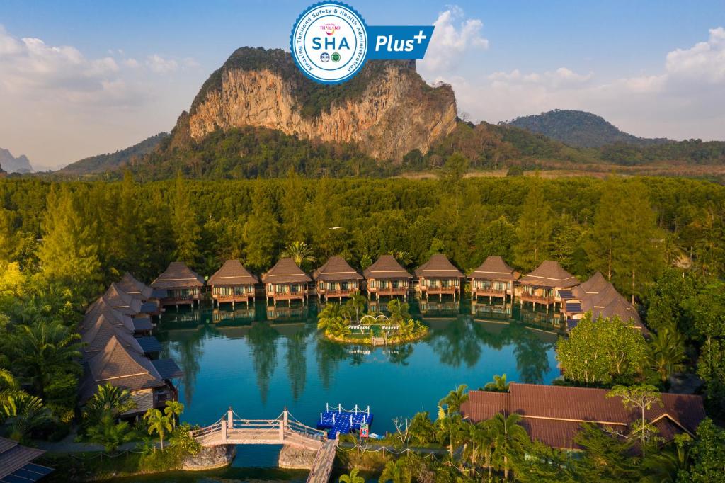 奥南海滩Poonsiri Resort Aonang-SHA Extra Plus的享有度假村的空中景致,以山脉为背景