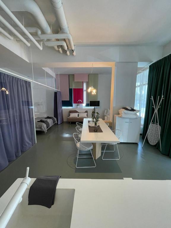 因斯布鲁克Main Station Design Loft Style Apartment的客厅配有白色的桌子和椅子