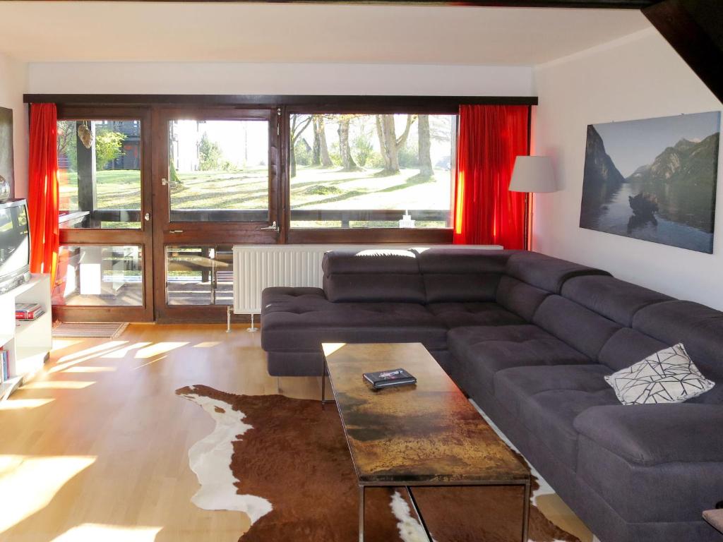 希格斯多夫Apartment Siegsdorf by Interhome的客厅配有沙发和桌子