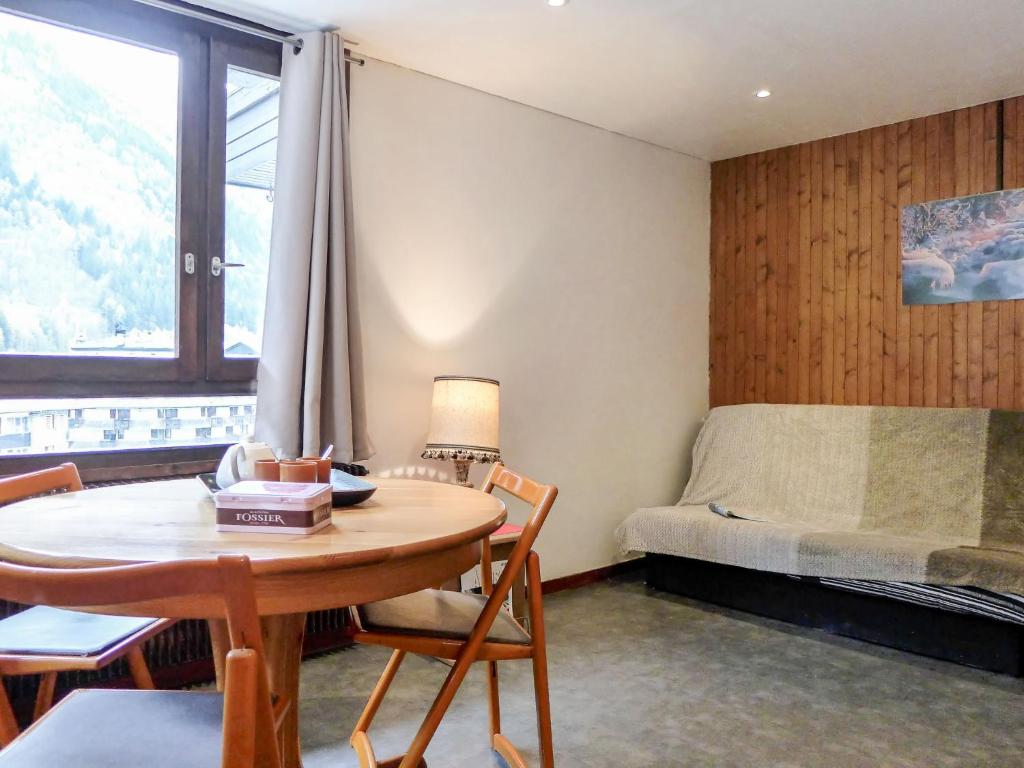 Apartment L'Aiguille du Midi-2 by Interhome的休息区
