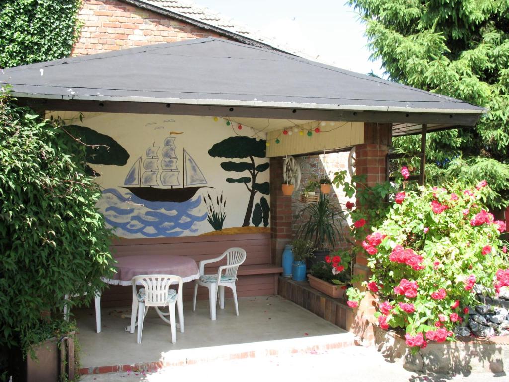 GarzHoliday Home Kaiser by Interhome的天井配有桌椅和绘画作品
