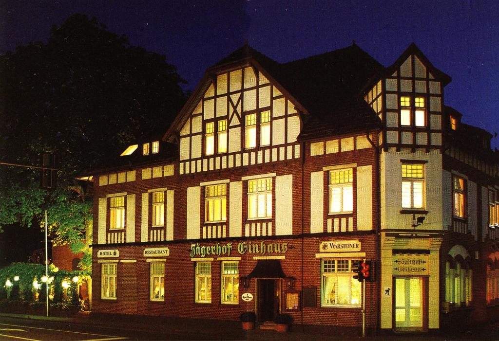 多斯滕恩豪斯亚格尔豪弗酒店的一座大型建筑,窗户上灯火通明