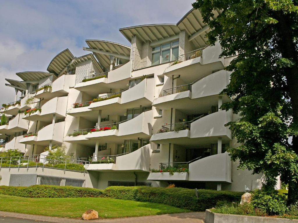 特拉本特拉巴赫Apartment An der Mosel by Interhome的一座大型白色建筑,设有阳台