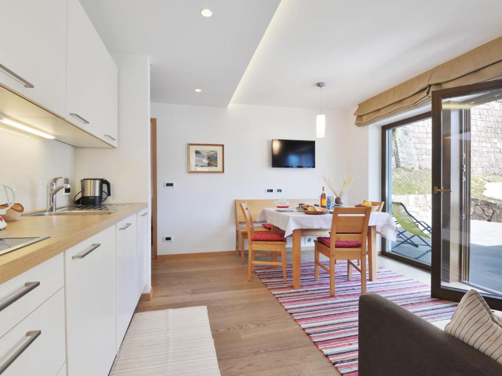 奥蒂塞伊Apartment Tirol-2 by Interhome的厨房以及带桌椅的用餐室。