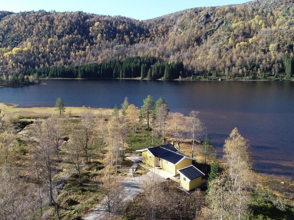 ÅseralHoliday Home Oddbu - SOW103 by Interhome的湖景别墅的空中景致