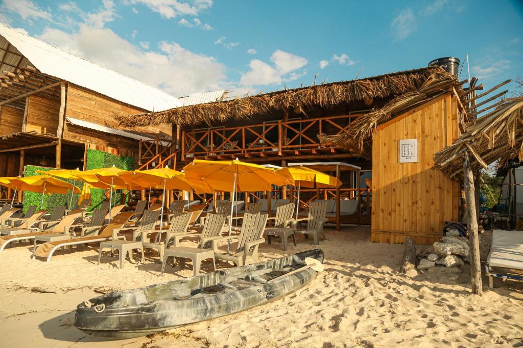 巴尔Soy Local Barú的海滩上的一组椅子和遮阳伞