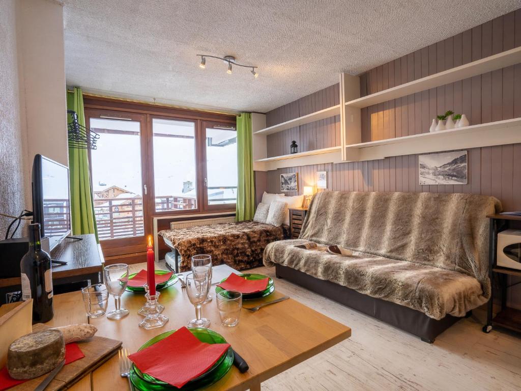蒂涅Apartment Le Curling B - Val Claret-30 by Interhome的客厅配有沙发和桌子