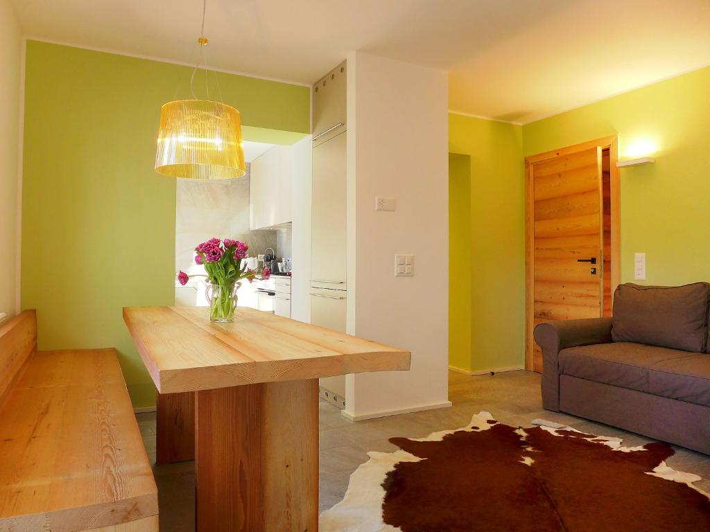 圣莫里茨Apartment Chesa La Soliva by Interhome的客厅配有桌子和沙发