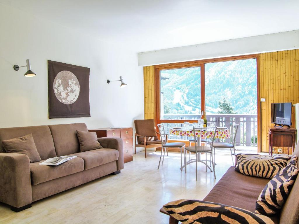 夏蒙尼-勃朗峰Apartment Le Brévent-22 by Interhome的客厅配有沙发和桌子