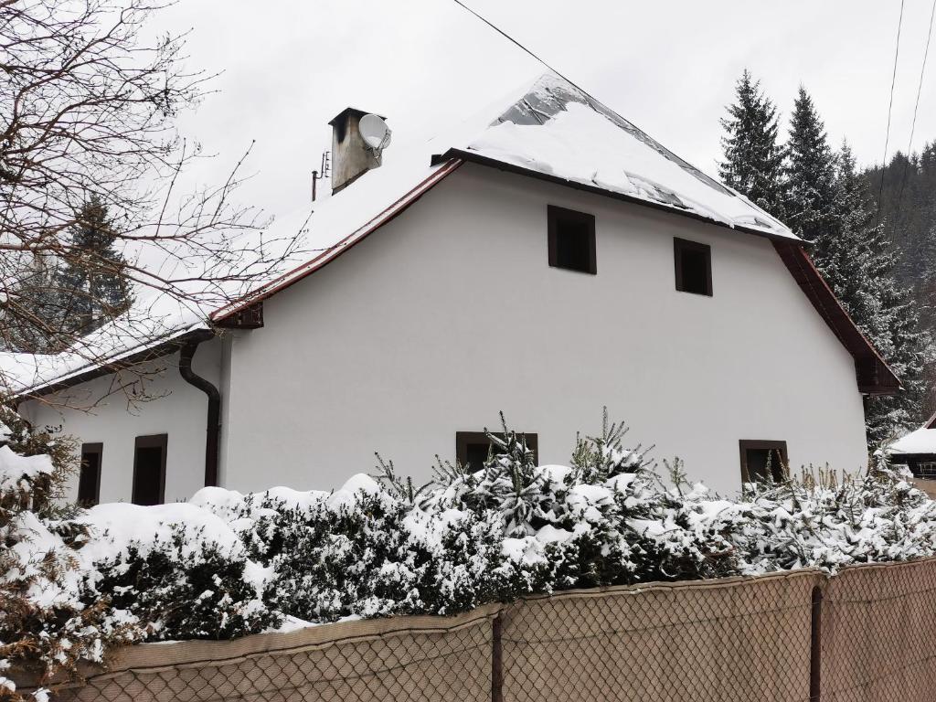 斯泰尔霍伊Chalupa U Potoka的屋顶上白雪的房子