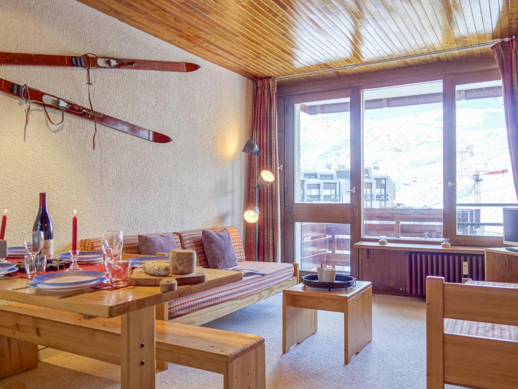 蒂涅Apartment Les Hauts du Val Claret - Val Claret-22 by Interhome的客厅配有沙发和桌子