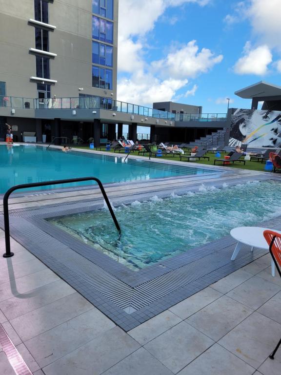 迈阿密Lovely Condo Unit的大楼内带扶手的大型游泳池