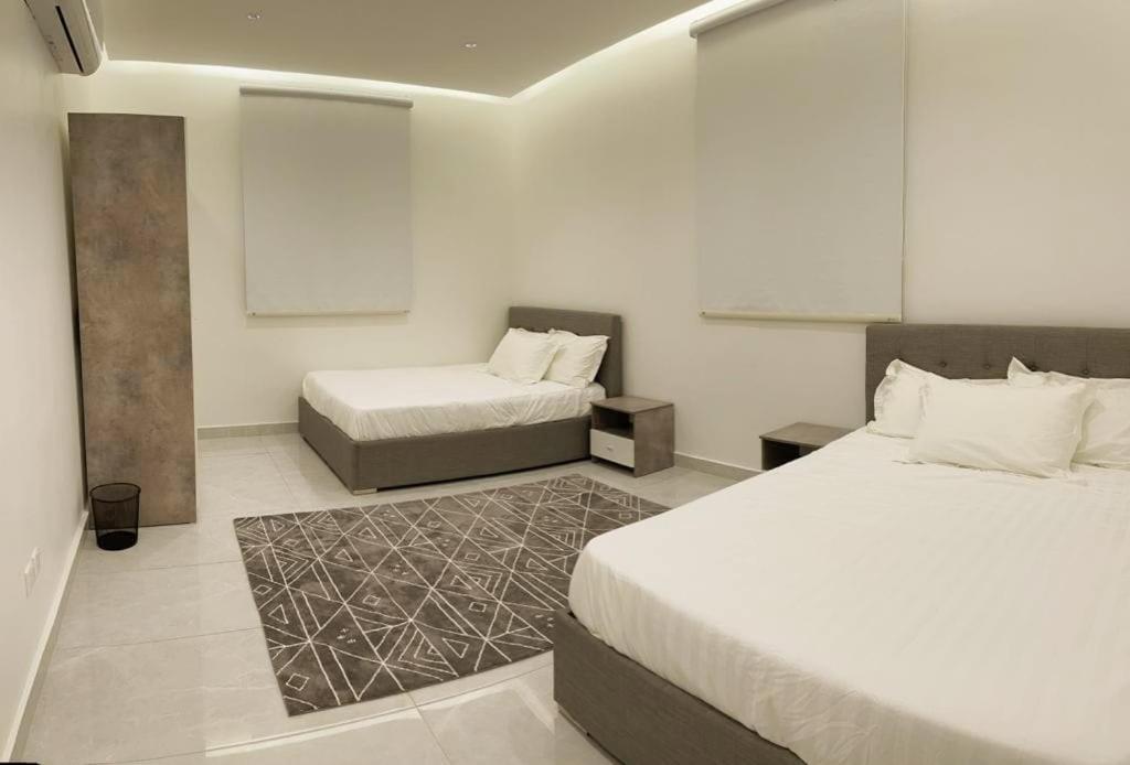 阿哈达فيلا الجبل的酒店客房 - 带两张床和 ⁇ 香