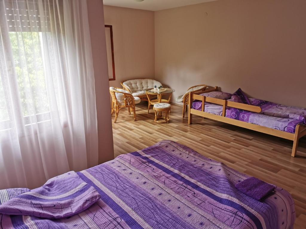 弗尔尼亚奇卡矿泉镇Jumiko Apartments的一间卧室设有两张床、一张桌子和一个窗口