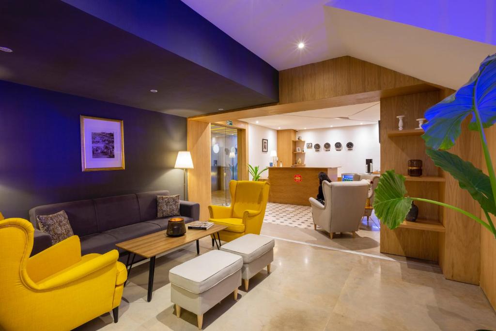 马拉喀什AppartHotel Atrani的带沙发和黄色椅子的客厅