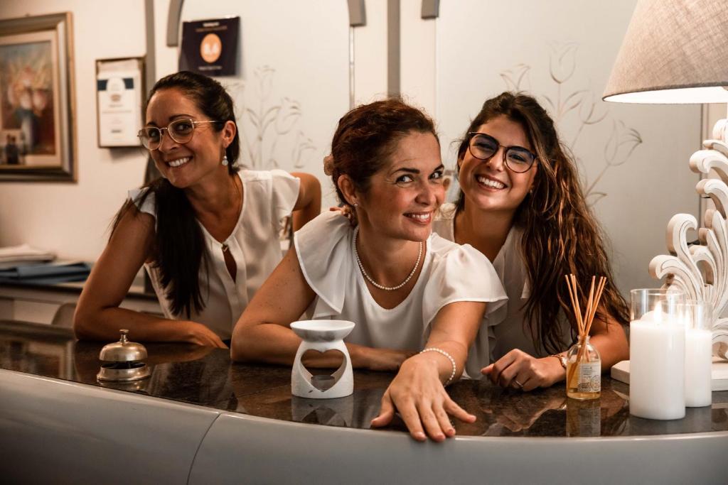 卡拉赛达卡拉迪西塔酒店的坐在桌子上的三个女人