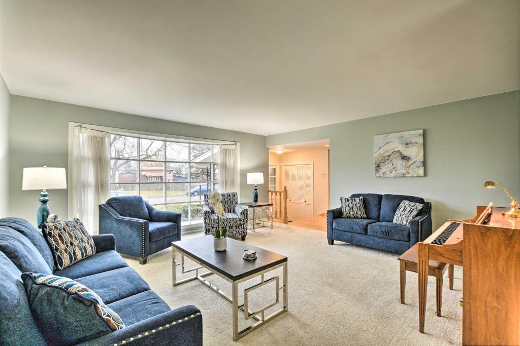 GlenwoodSpacious Family Glenwood Estates Home with Hot Tub!的客厅配有蓝色的沙发和钢琴