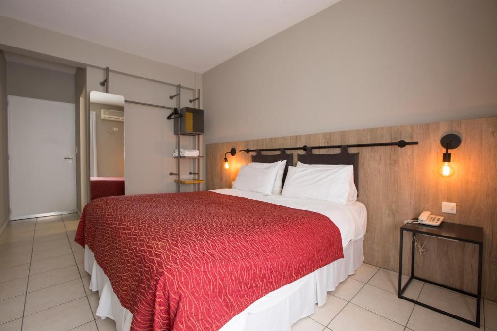 布宜诺斯艾利斯Boutique Apartments Plaza Dorrego的一间卧室配有一张带红色毯子的大床
