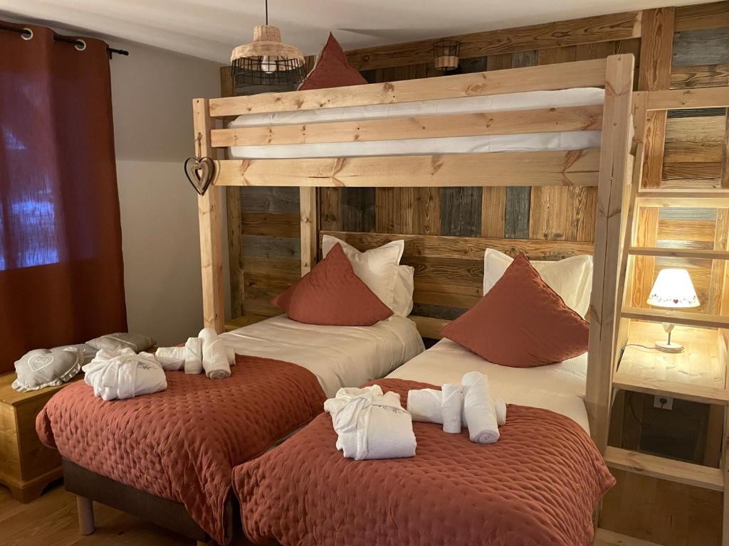 克松吕-隆日梅Nouveau Gîte Bain Nordique的两张位于酒店客房的床,配有毛巾