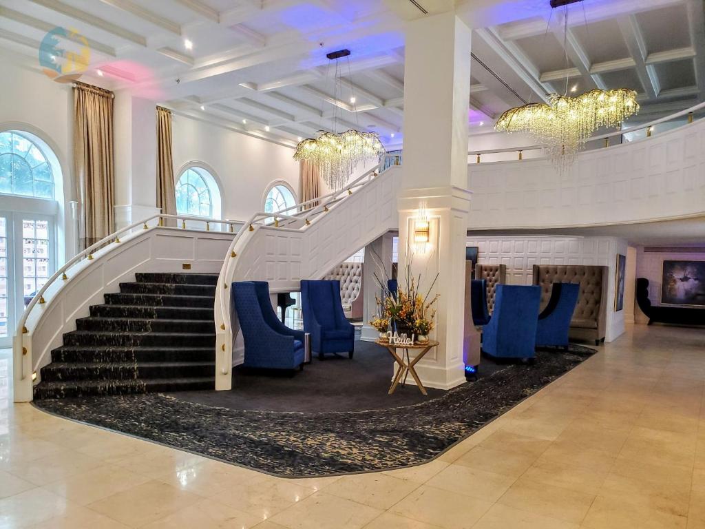 迈阿密海滩Luxury Beach Resort - HORA RENTALS的建筑中的一个楼梯,有蓝色的椅子