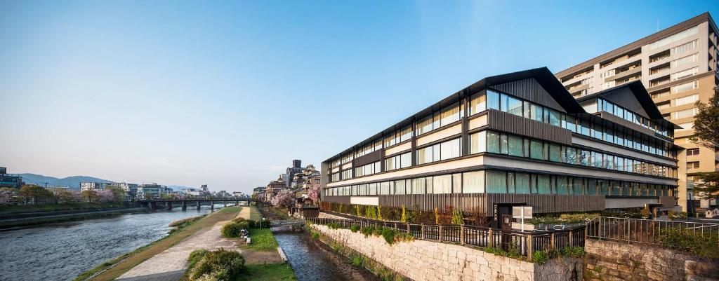 京都京都索拉利亚西铁尊贵酒店的河边的建筑物,有建筑物