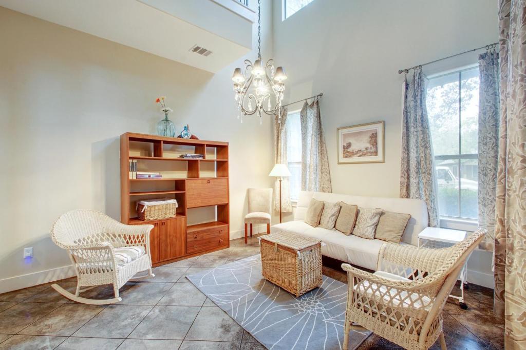 奥斯汀Rosedale Hideaway的客厅配有沙发、椅子和吊灯