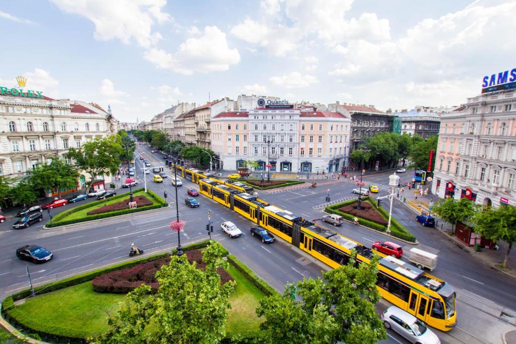 布达佩斯艾沃宁旅馆的城市里公共汽车和汽车的城市街道