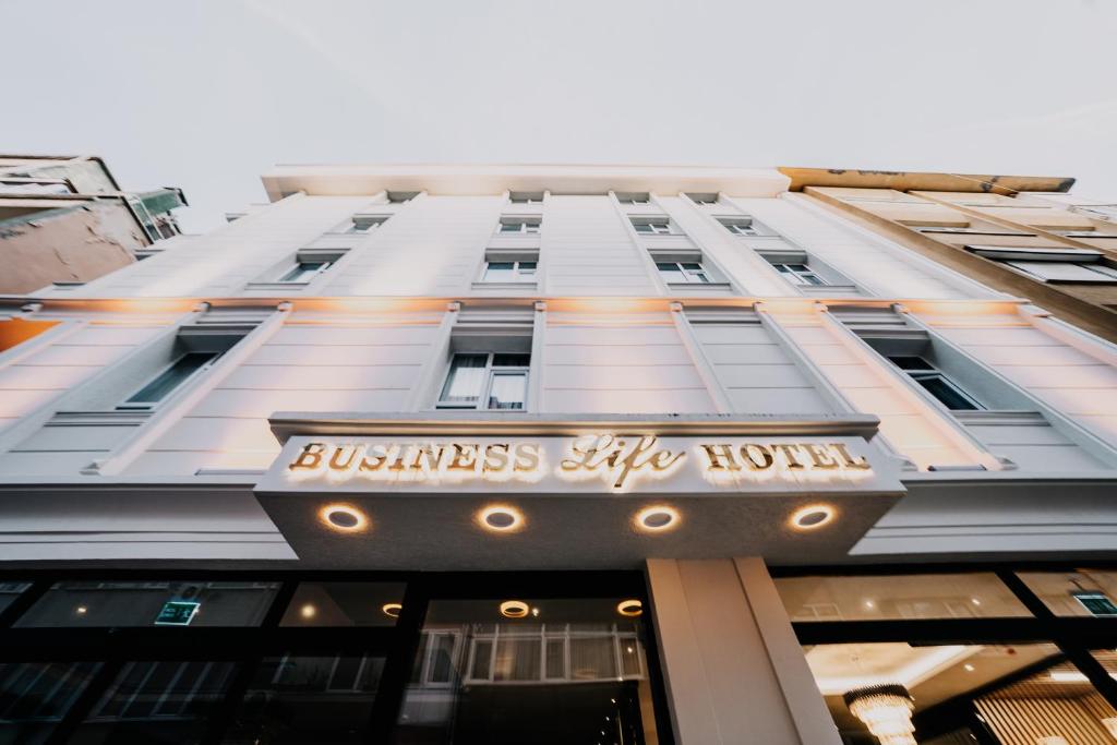 伊斯坦布尔BUSINESS LIFE HOTEL BAKIRKÖY的带有阅读商务单行酒店的标志的建筑