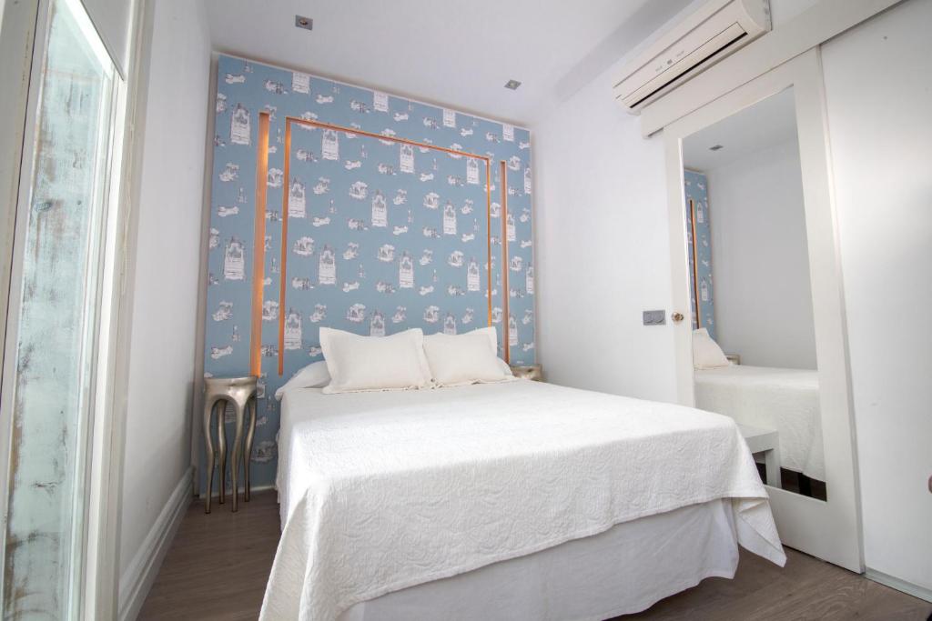 科尼尔-德拉弗龙特拉豌豆与公主酒店的一间卧室配有一张蓝色墙壁的床