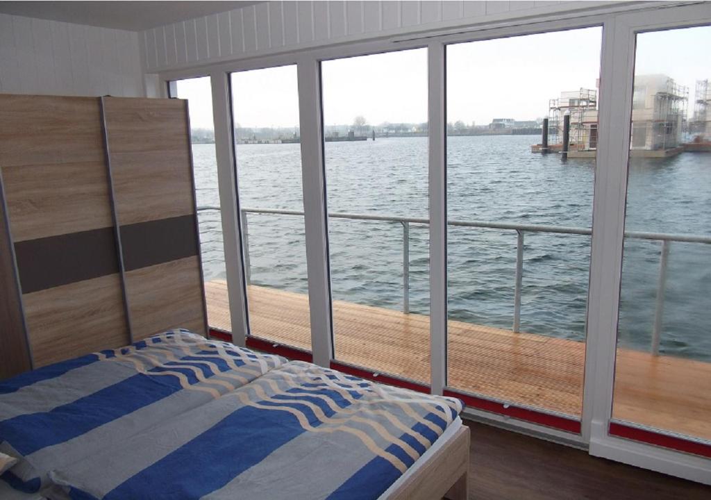 卡珀尔恩Schwimmendes Ferienhaus Swimming Lounge的一间卧室,享有船上的水景