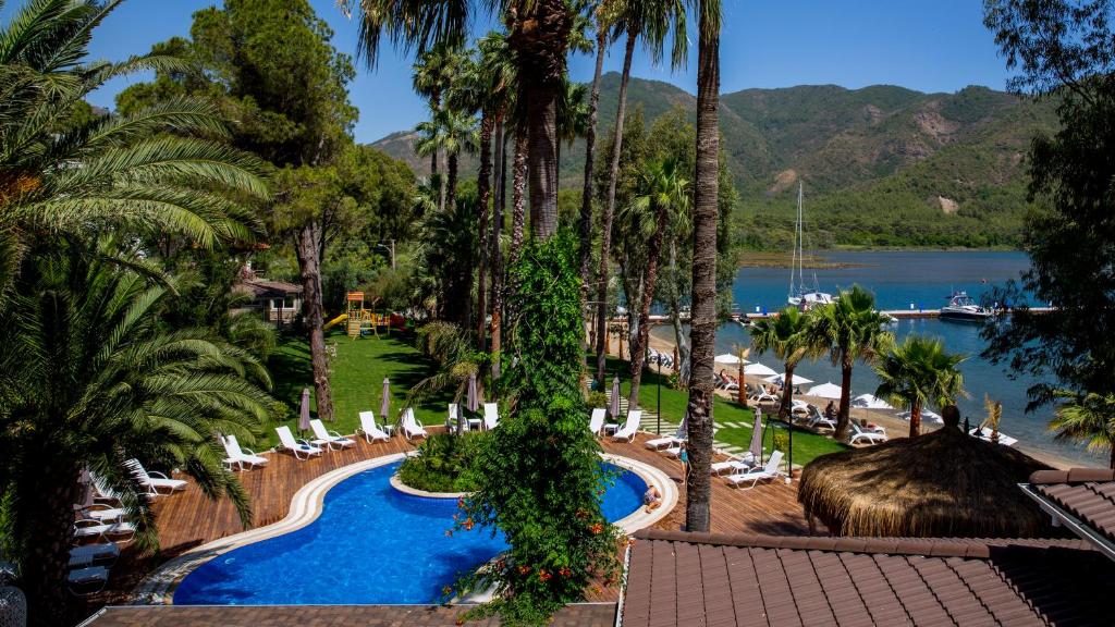 马尔马里斯Joya Del Mar Hotel的享有带游泳池和棕榈树的度假村景色