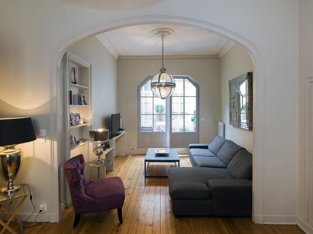 波尔多切维鲁博尔德公寓的客厅配有沙发和椅子