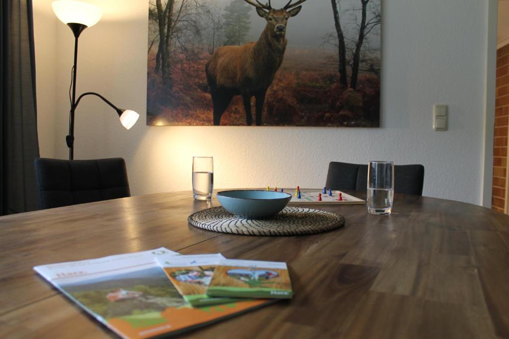布劳恩拉格Ferienwohnung Jesse的一张木桌,上面放着碗和鹿的照片
