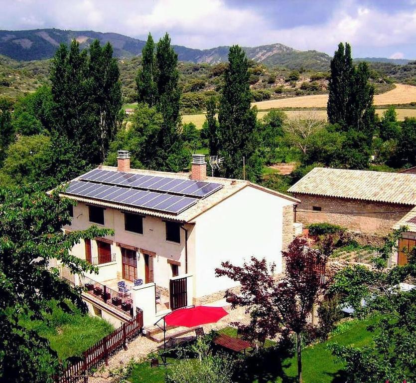 BielCasa Rural Las Lezas的旁边设有太阳能电池板的房子