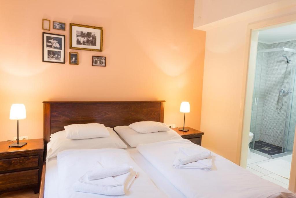 布达佩斯A10 Budapest Center Aparthotel的一间卧室配有一张带两个白色枕头的大床