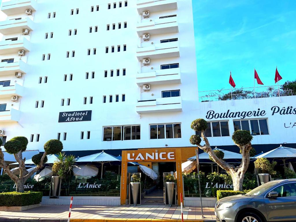 阿加迪尔阿弗德公寓酒店的前面有停车位的建筑