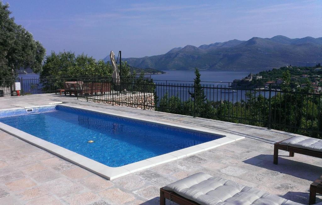 洛帕德Villa Lopud In Dubrovnik的享有水景的游泳池