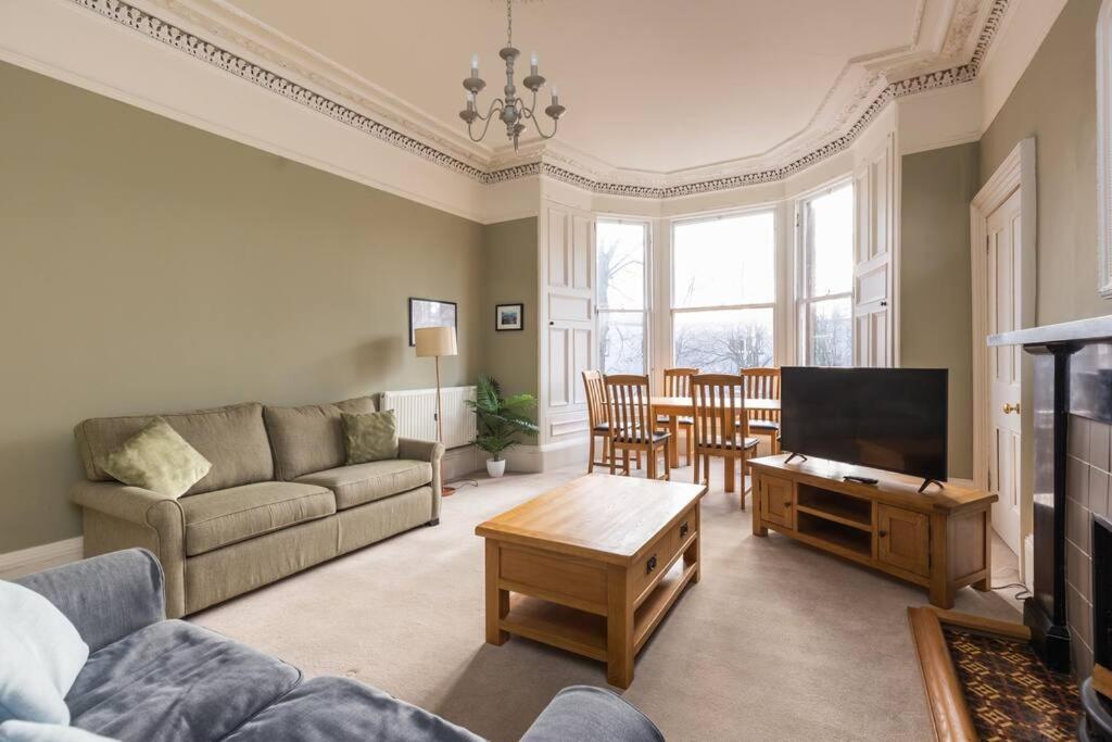 爱丁堡Stunning 3 Bedroom Flat in Bruntsfield的带沙发和电视的客厅