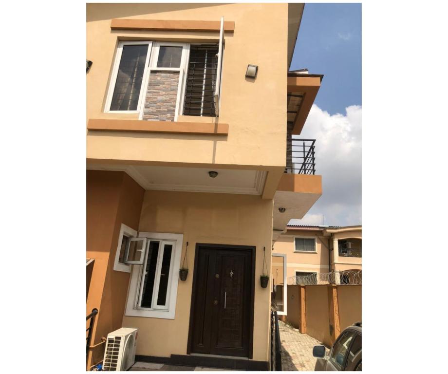 伊凯贾Amazing 4 Bedroom Duplex in Ikeja Allen Avenue的一间有黑色门和窗户的房子