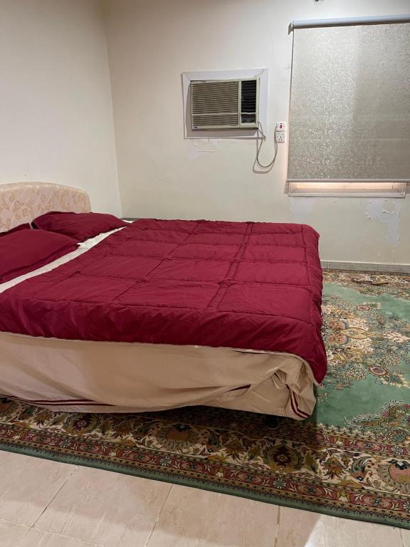 Madain Salehشاليه الفاخريه的卧室内的一张床位,配有紫色棉被