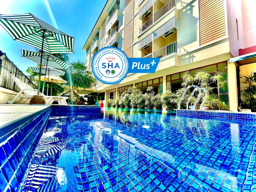 华欣Smile Hua-Hin Resort - SHA Plus的酒店前的游泳池