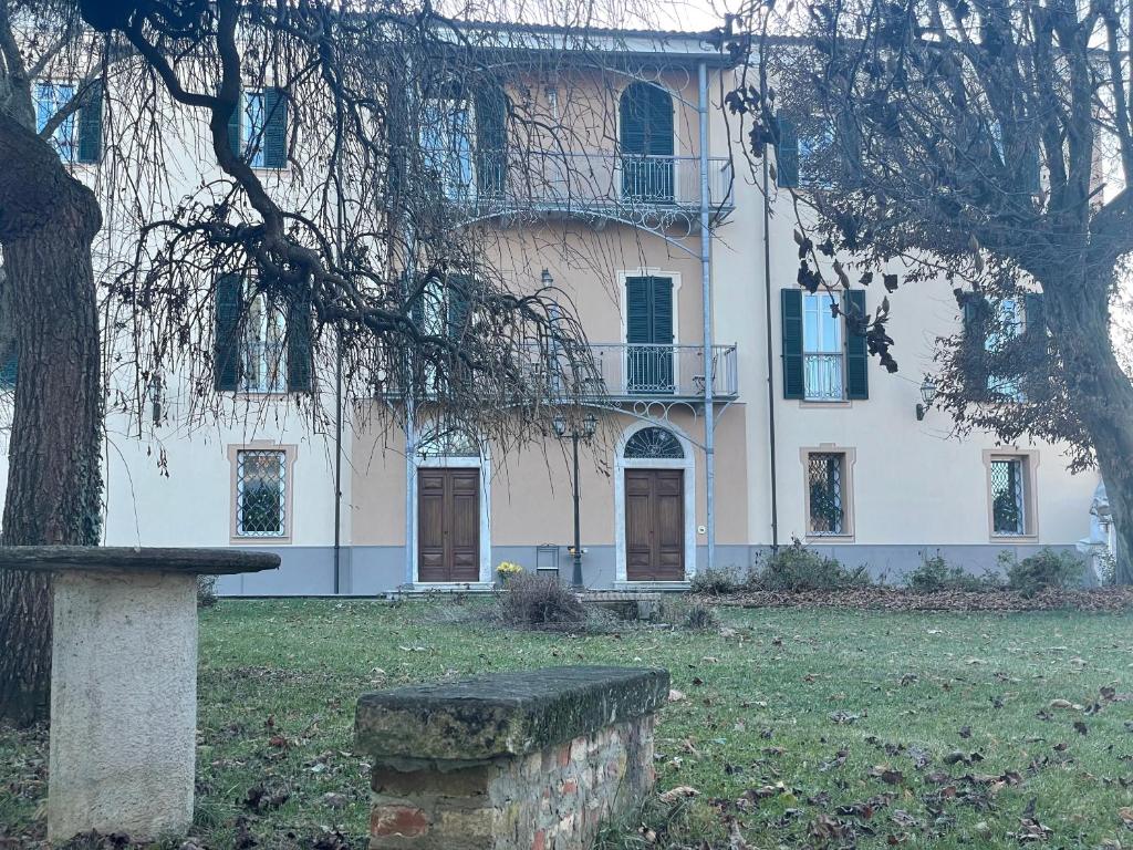 蒙多维Villa Durando的前面有一棵树的白色大建筑