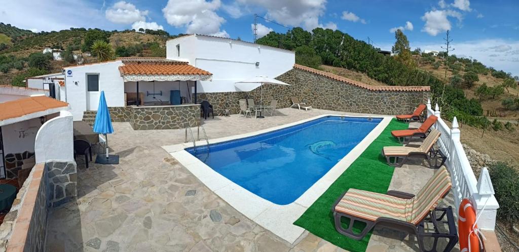拉霍亚Casa Rural La Higuera 2的一座带游泳池和房子的别墅